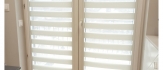 Rolety zebra w kasetach: eleganckie, praktyczne, idealne na drzwi balkonowe.